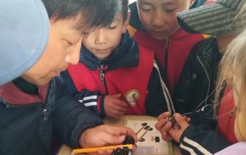 谁让科技变得触手可及？乡村老师有话说