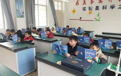 青少年科技素养提升计划教学材料及配套教学实验包的发放为项目校师生注入教学新能源