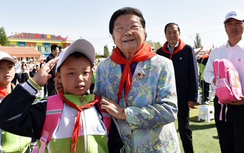 六一慰问送温暖，真情关怀暖童心
