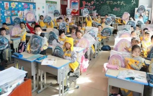 中国下一代教育基金会爱起航公益项目向察右前旗、太仆寺旗的孩子们捐赠文具包