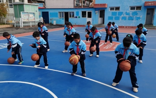 中国下一代教育基金会护航成长计划为河北省兴隆县六道河学区中心校前苇塘平安小学捐建爱心球场